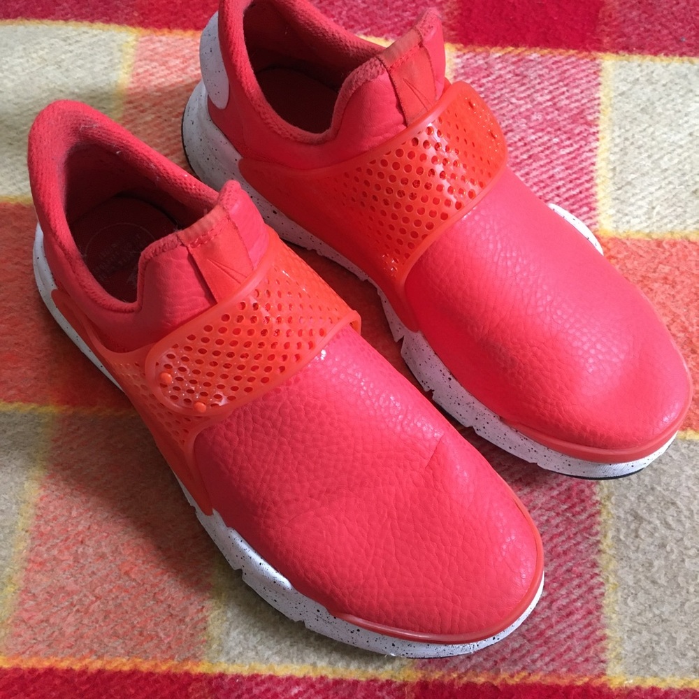 Nike sock dart women’s 8